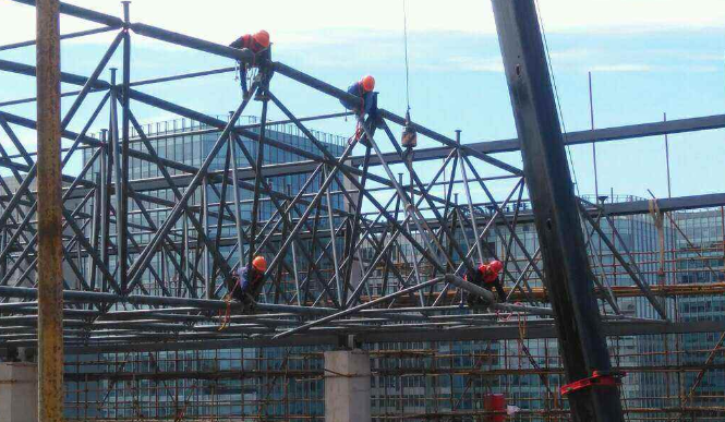 南阳论网架装配施工中搭设脚手架应当留神的事故